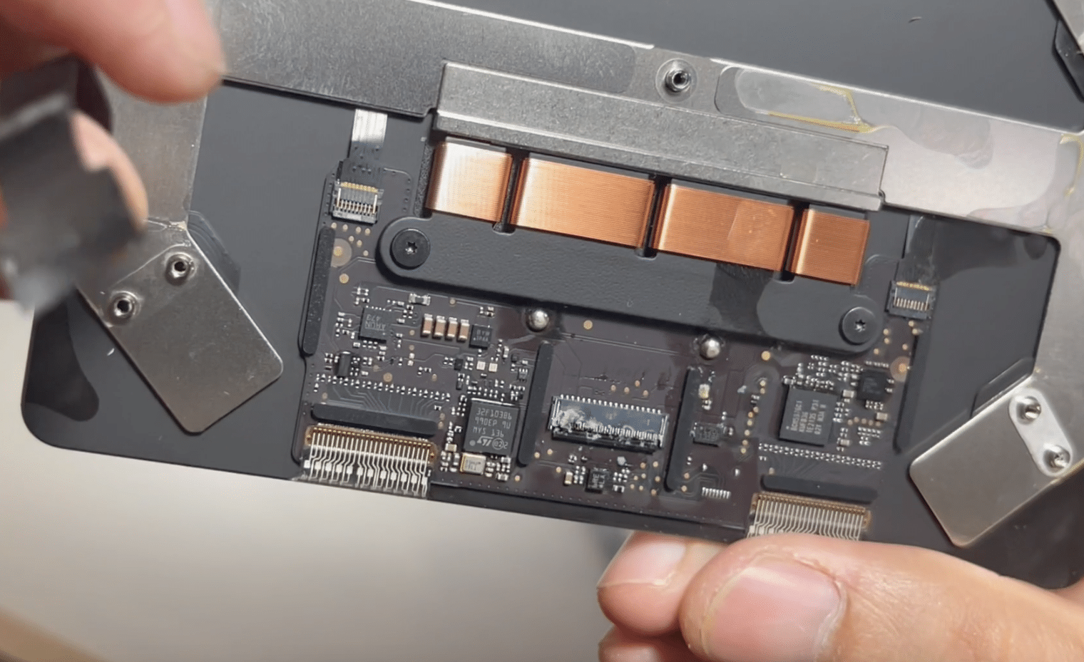 ซ่อมอาการโดนน้ำหกใส่ touch bar Macbook Air M1